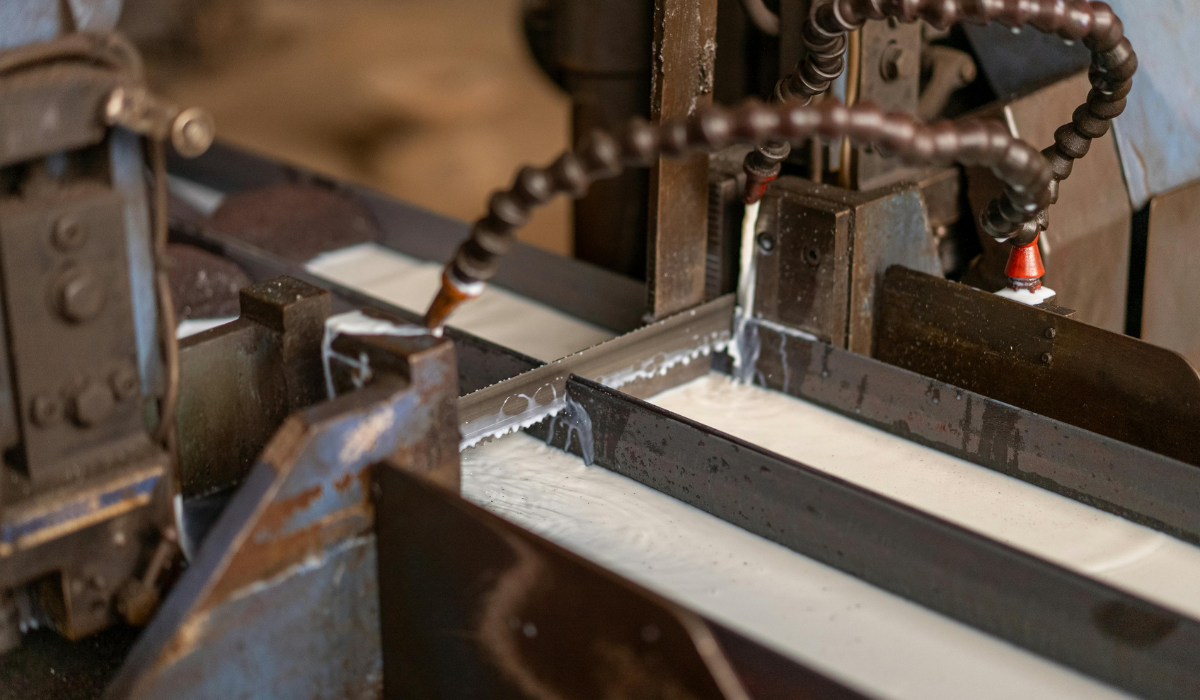 Advantages of Using a Waterjet Cutting Machine for Metal and Stone Cutting